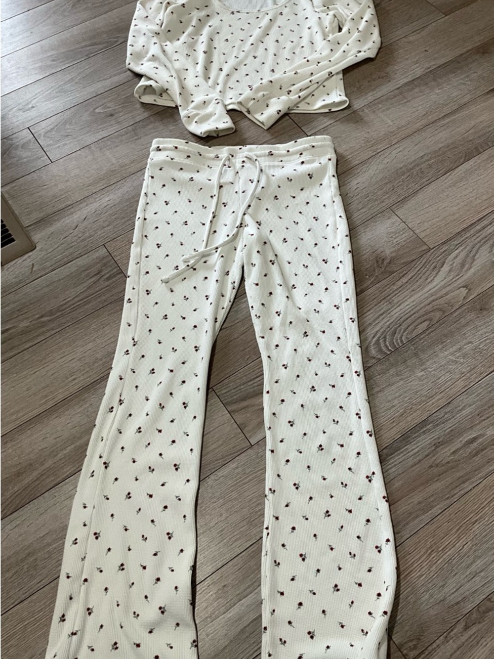Gilly Hicks Pajama Set Long Sleeves Pants Size Small Roses Red White